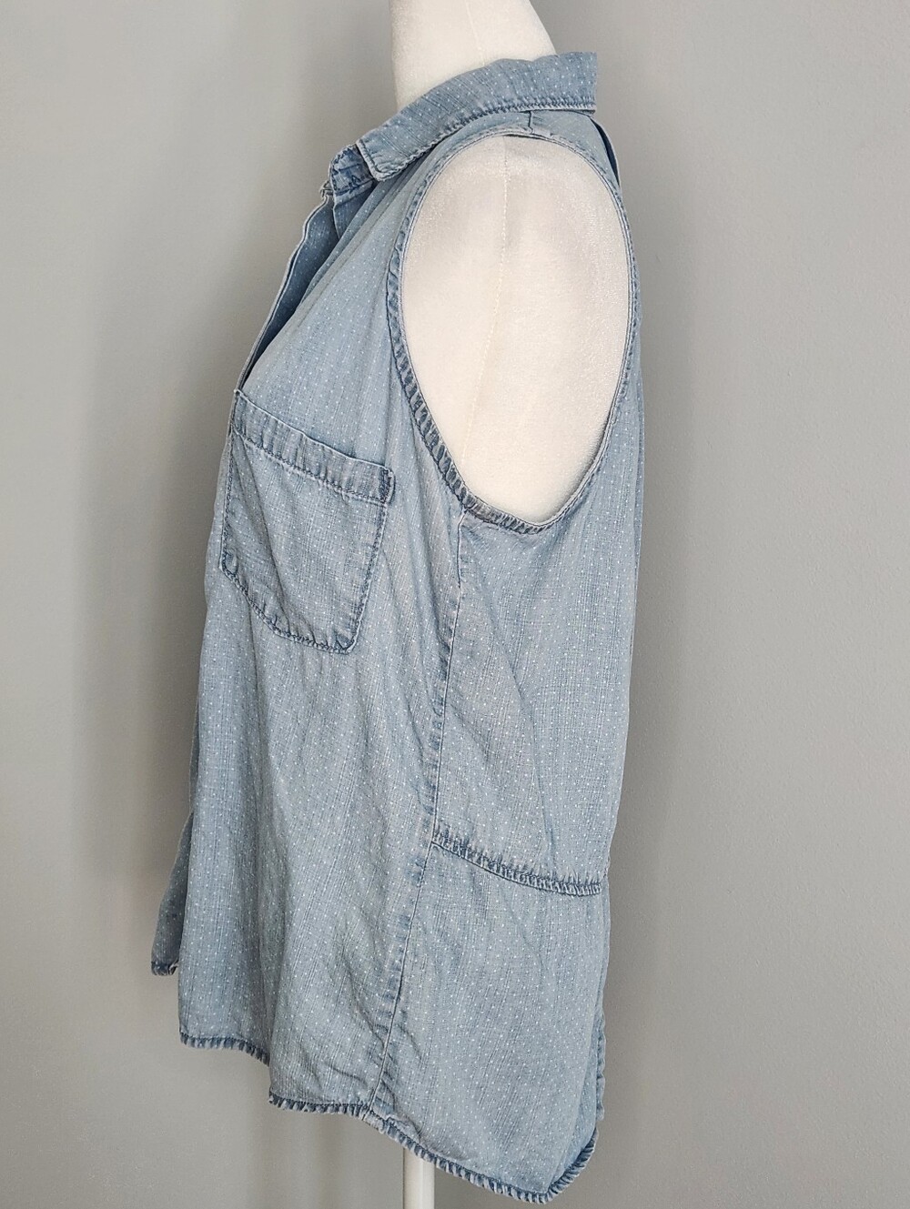 Anthropologie cloth & stone Light Blue Sleeveless Chambray Button-Front Shirt - Picture 3 of 9